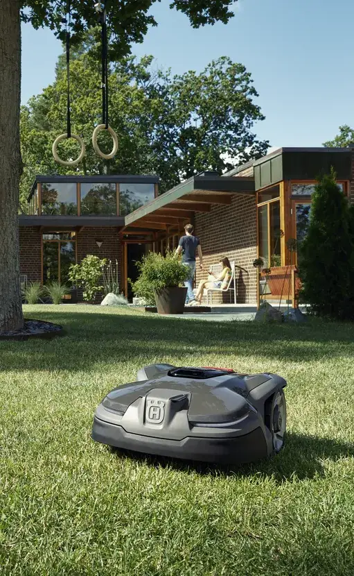 L'hiver arrive et il est temps de veiller sur le fidèle compagnon : Forfait Révision Hivernage Robot de Tonte